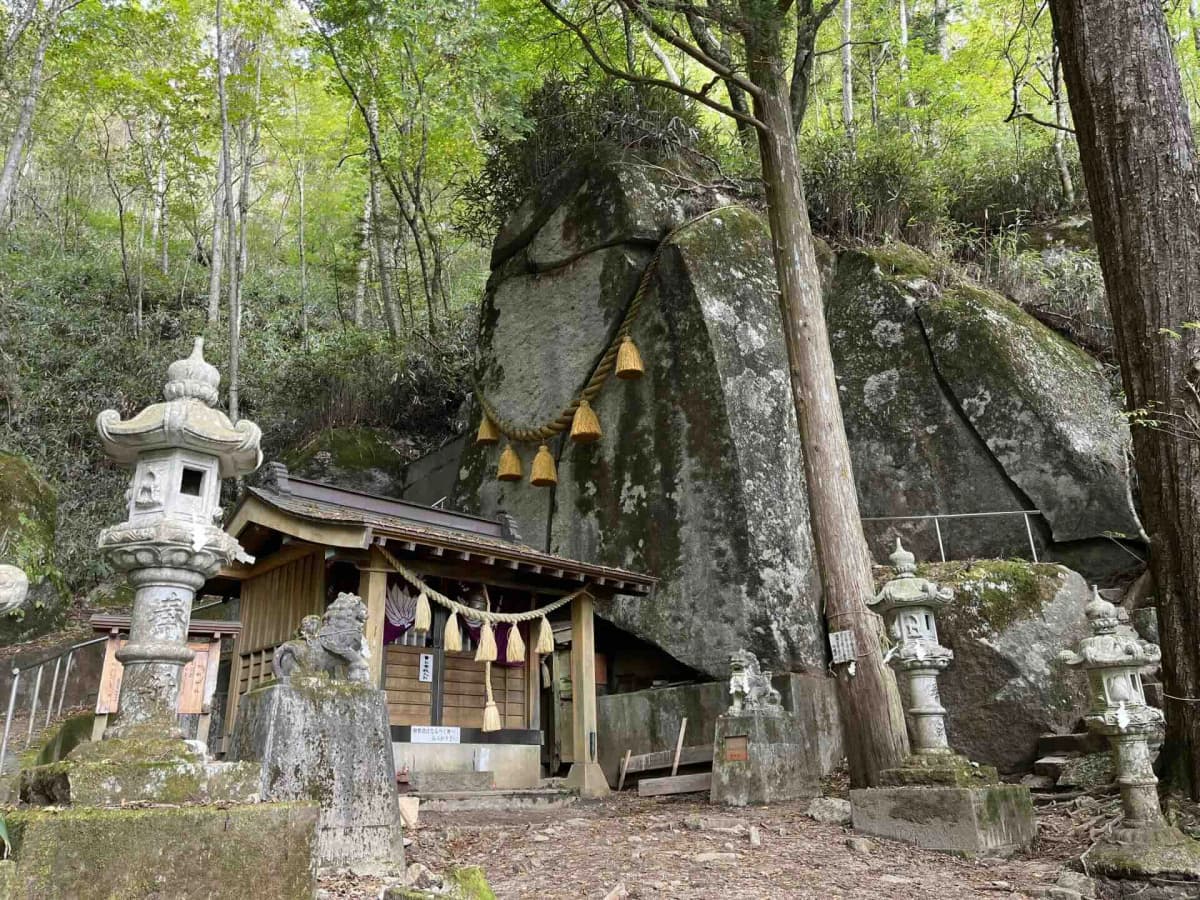 石割神社